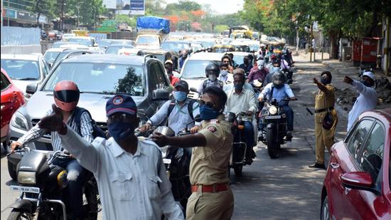 The case of an IT professional’s arrest in a case of attempted murder of a traffic policeman has brought forth the recurrence of grievous assaults on traffic police officials. (HT FILE PHOTO)