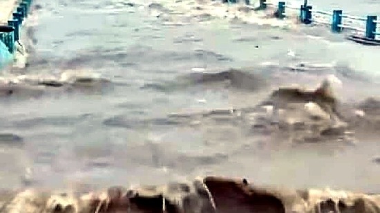 Flood water gushes through low-lying areas triggered by incessant rains, in Kottayam on October 17.(ANI )