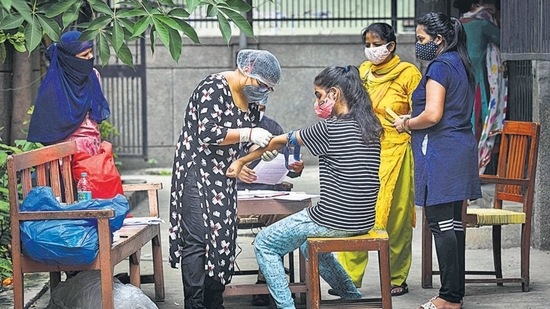 A health worker draws a blood sample for serological survey testing for coronavirus. (Image for representation)(Sanchit Khanna/HT Photo)