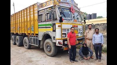 The man accused of cattle smuggling in custody of Ludhiana police on Monday. (HT photo)