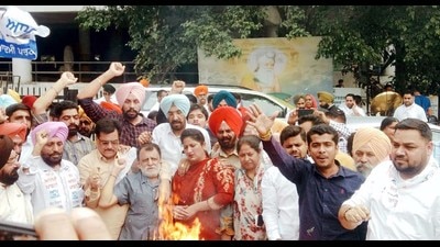 AAP staging a protest outside the deputy commissioner’s office in Ludhiana on Monday. (HT photo)