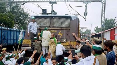 Farmers stop a train during the rail roko protest in Mathura, Uttar Pradesh, on Monday. (ANI Photo) Farmers stop a train during the rail roko protest in Mathura, Uttar Pradesh, on Monday. (ANI Photo)