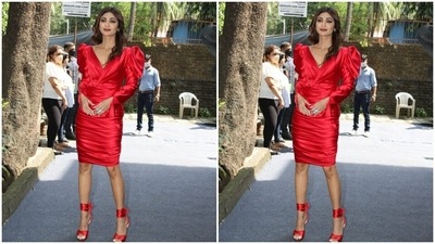 She teamed her red attire with classic red stilettoes and left her long tresses open in wavy curls. (HT Photos/Varinder Chawla)