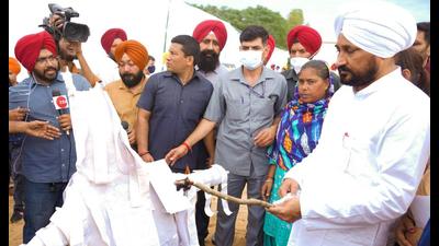 Chief minister Charanjit Singh Channi burning copies of unpaid power bills in Chamkaur Sahib on Monday. (HT photo) Chief minister Charanjit Singh Channi burning copies of unpaid power bills in Chamkaur Sahib on Monday. (HT photo)