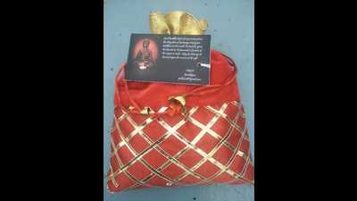 Kushinagar international airport opening: The district authorities have come up with a plan to gift kala namak rice to guests in attractive, bright red bags (HT Photo) Kushinagar international airport opening: The district authorities have come up with a plan to gift kala namak rice to guests in attractive, bright red bags (HT Photo)
