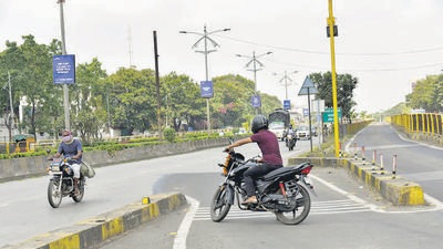 Driving on the wrong side of the road is a common occurrence on the old Pune-Mumbai highway – the Dapodi to Nigdi stretch. (HT PHOTO)