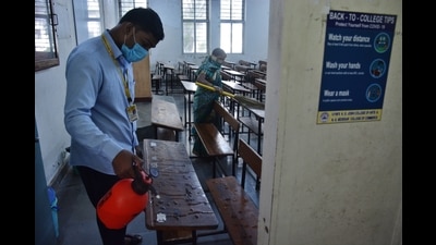 Degree colleges are set to reopen from October 20. Amid a sustained decline in coronavirus disease (Covid-19) cases in Maharashtra, the state government further eased restrictions and decided to extend operational timings for restaurants and shops from the current 10pm deadline (Praful Gangurde / HT Photo)