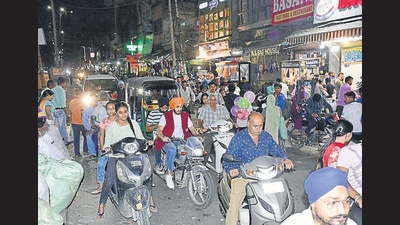 Commuters caught in a traffic jam in Field Ganj market amid the festive rush in Ludhiana on Monday. (Harsimar Pal Singh/HT) Commuters caught in a traffic jam in Field Ganj market amid the festive rush in Ludhiana on Monday. (Harsimar Pal Singh/HT)