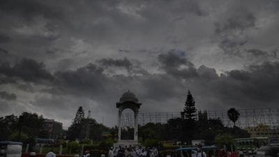 Dark cloud hover in the sky at Kargil Chowk in Patna. (HT PHOTO) Dark cloud hover in the sky at Kargil Chowk in Patna. (HT PHOTO)