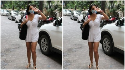 In comfy flip flops, Sara posed for the cameras before getting into her car. (HT Photos/Varinder Chawla)