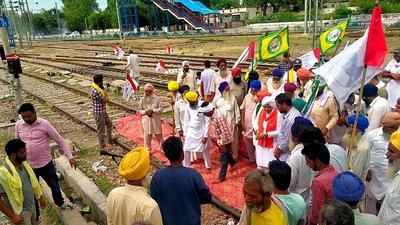 Farmers blocking the railway tracks at Jakhal in Fatehabad, Haryana, on Monday. (Manoj Dhaka/Hindustan Times) Farmers blocking the railway tracks at Jakhal in Fatehabad, Haryana, on Monday. (Manoj Dhaka/Hindustan Times)