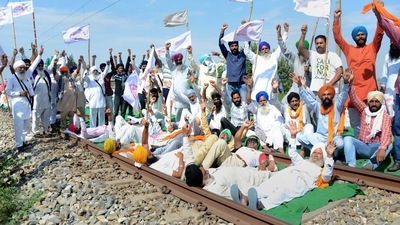 Farmers sleep on the tracks as part of the Samyukt Kisan Morcha's 'rail roko' protest over the Lakhimpur Kheri incident in Devi Dass Pura in Amritsar district. (PTI)