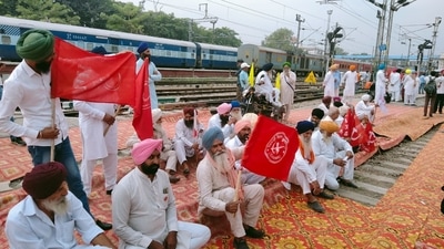 Farmers occupy the railway tracks at the Amritsar railway station in Punjab to protest against the Lakhimpur Kheri violence. (HT Photo) Farmers occupy the railway tracks at the Amritsar railway station in Punjab to protest against the Lakhimpur Kheri violence. (HT Photo)