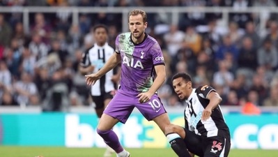 Soccer Football - Premier League - Newcastle United v Tottenham Hotspur - St James' Park, Newcastle, Britain - October 17, 2021  Tottenham Hotspur's Harry Kane in action with Newcastle United's Isaac Hayden REUTERS/Scott Heppell (REUTERS)