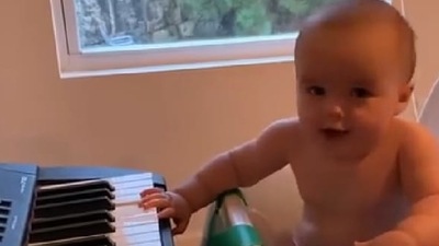Baby's reaction to music being played on piano will tempt you to watch it again. (Instagram/@abbylawparker) Baby's reaction to music being played on piano will tempt you to watch it again. (Instagram/@abbylawparker)