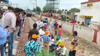 Samyukta Kisan Morcha, a coalition of farm unions spearheading the protracted agitation against the three farm laws passed last year, has called for the rail roko campaign (HT Photo)