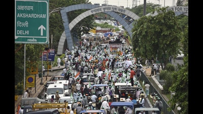 Around 500 farmers on several tractors and cars, and on foot marched from Zero Point on Yamuna Expressway to Chilla border in Noida, leading to traffic jam on Monday. (Sunil Ghosh) Around 500 farmers on several tractors and cars, and on foot marched from Zero Point on Yamuna Expressway to Chilla border in Noida, leading to traffic jam on Monday. (Sunil Ghosh)