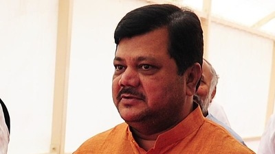 Maharashtra Legislative Council Leader of Opposition Pravin Darekar said that Shiv Sena was crossing their limits in their criticism of BJP leaders. (HT)