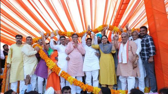 BJP Haryana chief OP Dhankar addressing a rally at Kagdana village in Ellenabad amid farmers’ protest. (HT Photo)