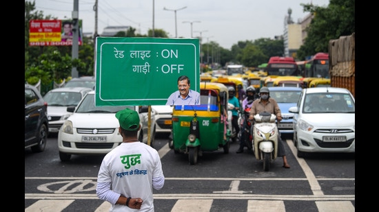 Volunteers hold placards at ITO as part of Delhi government’s ‘Red light on, Gaadi off’ campaign to reduce vehicular pollution in Delhi, on Monday. (Amal KS/HT Photo)