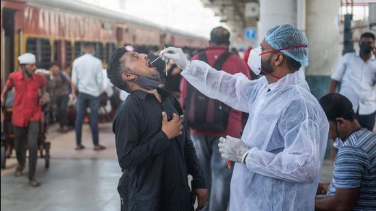 New Covid-19 cases continue to decline in Maharashtra. (Pratik Chorge/HT PHOTO)