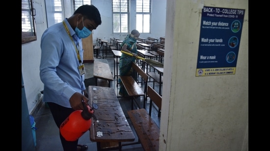 Degree colleges are set to reopen from October 20. Amid a sustained decline in coronavirus disease (Covid-19) cases in Maharashtra, the state government further eased restrictions and decided to extend operational timings for restaurants and shops from the current 10pm deadline (Praful Gangurde / HT Photo)