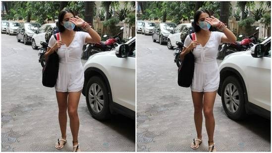 In comfy flip flops, Sara posed for the cameras before getting into her car.(HT Photos/Varinder Chawla)