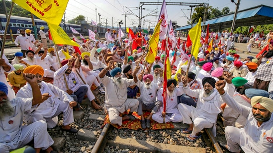 Various farmer organisations block railway tracks as part of the Samyukt Kisan Morcha's 'Rail Roko' protest demanding the dismissal and arrest of Union Minister Ajay Mishra in connection with the Lakhimpur Kheri violence, at Amritsar railyway station on October 18.(PTI)