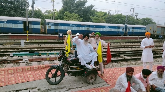 Farmers protesting against the Lakhimpur Kheri violence in Amritsar, Punjab, by occupying the railway tracks.(HT Photo)