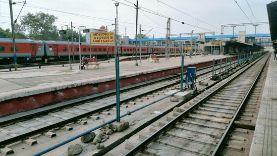 The Amritsar railway station in Punjab wears a deserted look after the Rail Roko protests called by the farmers on Monday.(HT Photo)