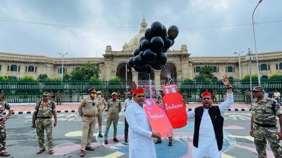 The protest was held ahead of the one-day special session of the state assembly. (Twitter/@samajwadiparty)