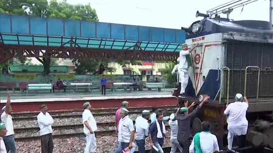 Protestors block railway tracks at Modinagar railway station during 'Rail roko' agitation against Lakhimpur Kheri violence.(ANI)
