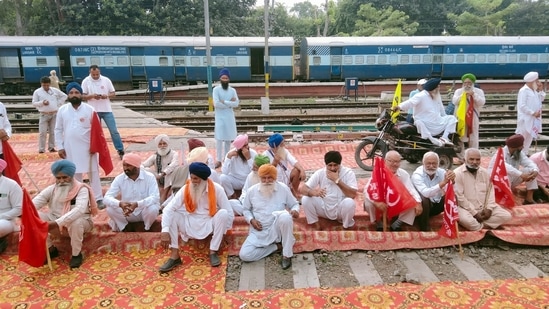 Farmers blocked railway tracks at railway station Amritsar on Monday.(HT Photo)