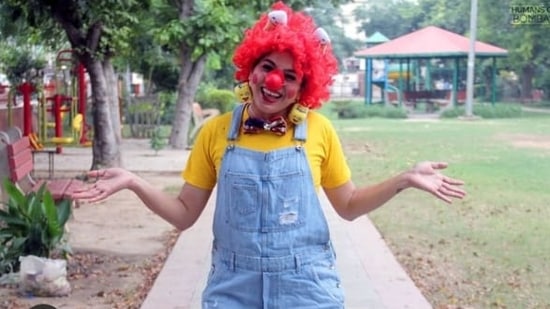 A woman left her job to become a full-time 'medical clown'.(Instagram/@ officialhumansofbombay)
