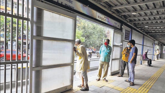 It’s a daily risk for passengers travelling on the Swargate and Katraj BRTS corridor as the automatic doors at bus stops on this route are not functioning. (Rahul Raut/HT PHOTO)