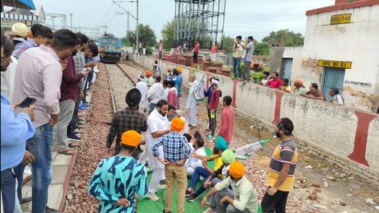 Samyukta Kisan Morcha, a coalition of farm unions spearheading the protracted agitation against the three farm laws passed last year, has called for the rail roko campaign (HT Photo)