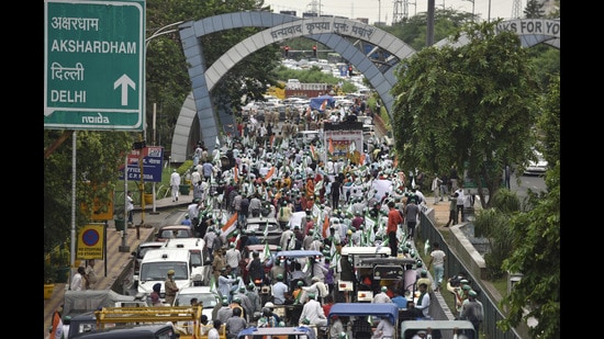 Around 500 farmers on several tractors and cars, and on foot marched from Zero Point on Yamuna Expressway to Chilla border in Noida, leading to traffic jam on Monday. (Sunil Ghosh)