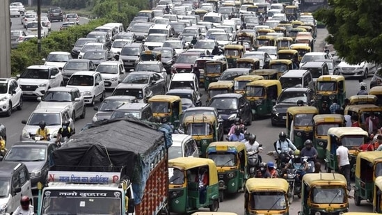According to Delhi government's plan, the campaign will be carried out at 100 traffic intersections spread across 13 police districts.(HT file photo) According to Delhi government's plan, the campaign will be carried out at 100 traffic intersections spread across 13 police districts.(HT file photo)