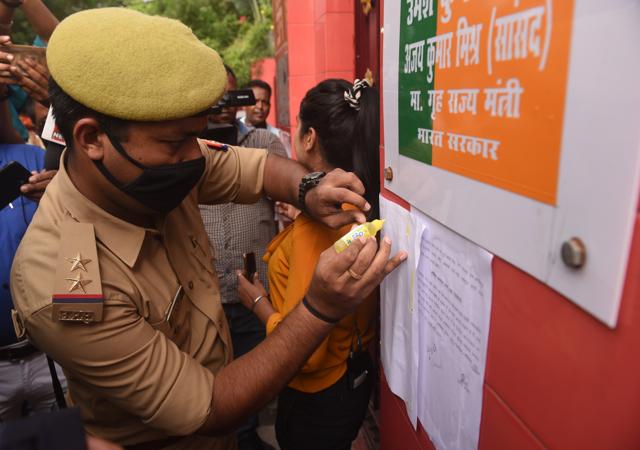 The same day, the police stuck a summons notice at the minister’s house asking Ashish Mishra to appear before the police at the crime branch office by 10 am on October 8, which he didn’t do (HT Photo)