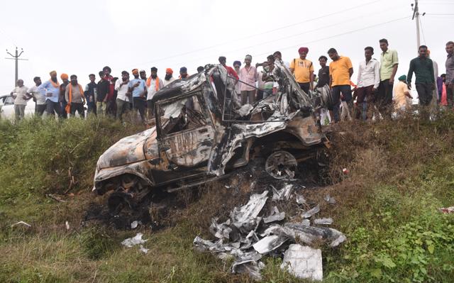 The farmers say that the SUVs were unprovoked, but local BJP supporters said that farmers were pelting stones at the passing vehicles, which threw them out of control (HT Photo)