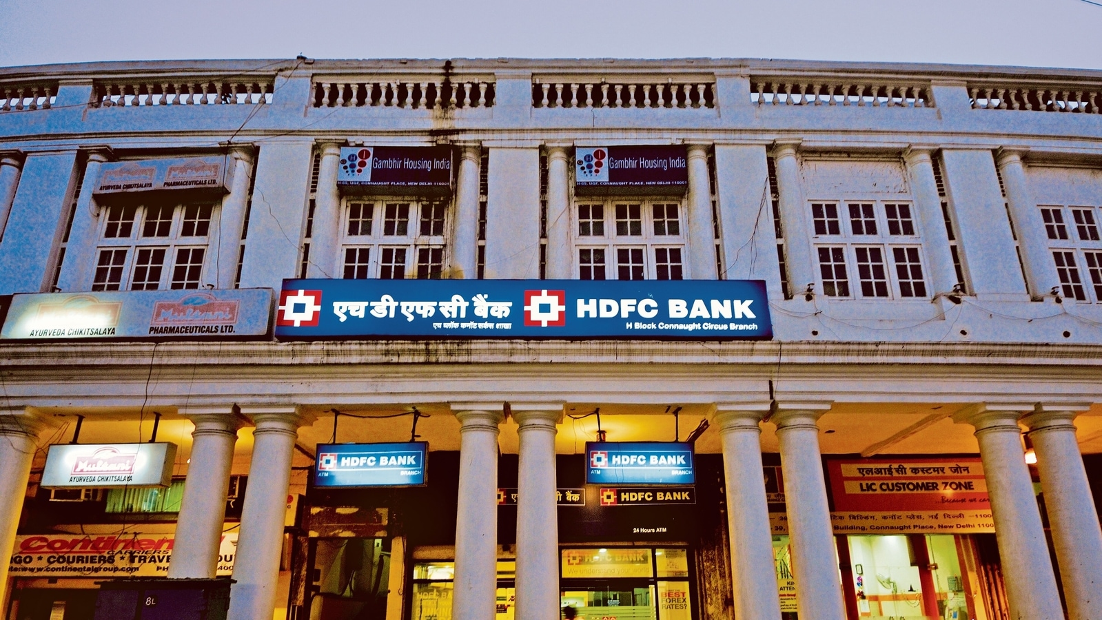 3 HDFC Bank employees, 9 others held for trying to withdraw from NRI account - Hindustan Times