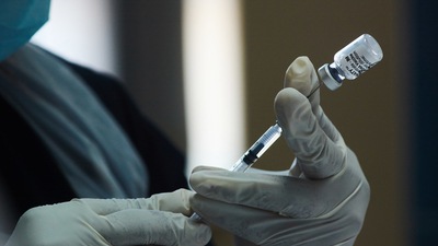 UK prepares to open vaccination booking service for children aged 12-15. (Waldo Swiegers / BLOOMBERG)