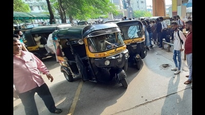 Police will take action against auto rickshaw drivers outside Thane station flouting the rules. (PRAFUL GANGURDE/HT PHOTO)