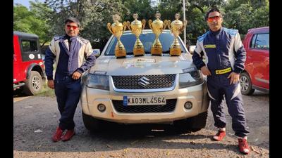 (Left) Harvinder Bhola and Chirag Thakur after their win in the Rally of Himalayas event. (HT Photo)