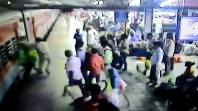 The image shows the cop saving a woman. (Twitter/@ShivajiIRTS)