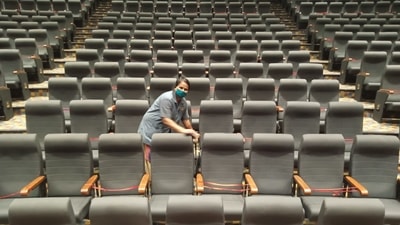 Workers sanitise NMMC Vishnudas Bhave Auditorium in Navi Mumbai ahead of the reopening of theatres from October 22. (Bachchan Kumar / Hindustan Times) Workers sanitise NMMC Vishnudas Bhave Auditorium in Navi Mumbai ahead of the reopening of theatres from October 22. (Bachchan Kumar / Hindustan Times)