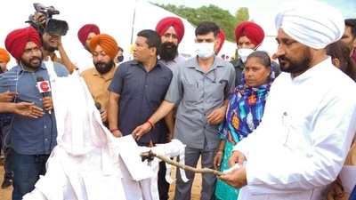Punjab chief minister Charanjit Singh Channi burns copies of unpaid power bills in Chamkaur Sahib on Monday. (HT photo) Punjab chief minister Charanjit Singh Channi burns copies of unpaid power bills in Chamkaur Sahib on Monday. (HT photo)
