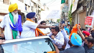 Shiromani Akali Dal president Sukhbir Singh Badal interacting with party workers and locals during a roadshow in Ludhiana on Tuesday. (Gurpreet Singh/HT) Shiromani Akali Dal president Sukhbir Singh Badal interacting with party workers and locals during a roadshow in Ludhiana on Tuesday. (Gurpreet Singh/HT)