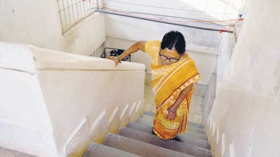 An elderly woman climbs the stairs of a residential building at Sukhasagar nagar in Katraj in Pune . There is a rise in osteoporosis cases among senior citizens. (RAHUL RAUT/HT) An elderly woman climbs the stairs of a residential building at Sukhasagar nagar in Katraj in Pune . There is a rise in osteoporosis cases among senior citizens. (RAHUL RAUT/HT)