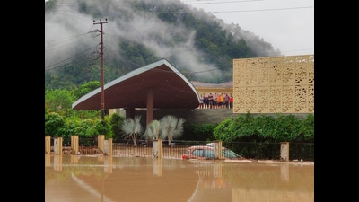 Hotel guests stand on the roof of a flooded hotel in Jim Corbett National Park, Uttarakhand, on Tuesday. (AP) Hotel guests stand on the roof of a flooded hotel in Jim Corbett National Park, Uttarakhand, on Tuesday. (AP)